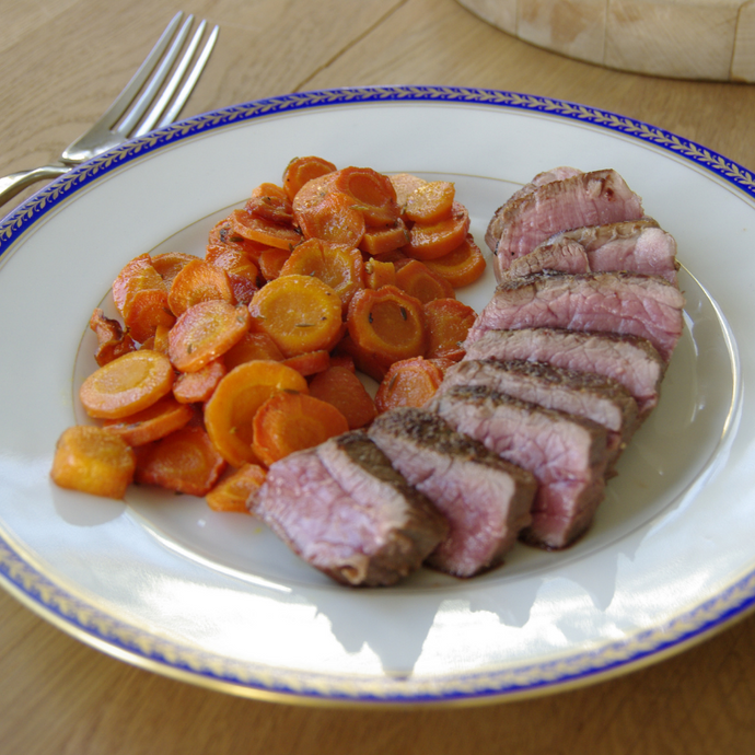 Recette : Pavé de chevreuil, carottes à la vapeur, sauce champignon