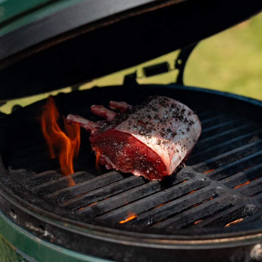 Carré de côte de cerf entrain de cuire dans un barbecue
