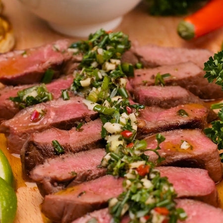 Tranche de gigot de chevreuil et sauce chimichurri
