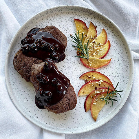 Recette : Côtelettes de sanglier sauce Maury, myrtilles séchées