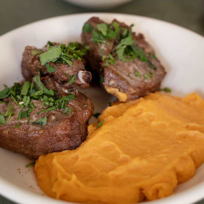 Côtelettes de sanglier marinées au miel et aux épices, purée de patate douce