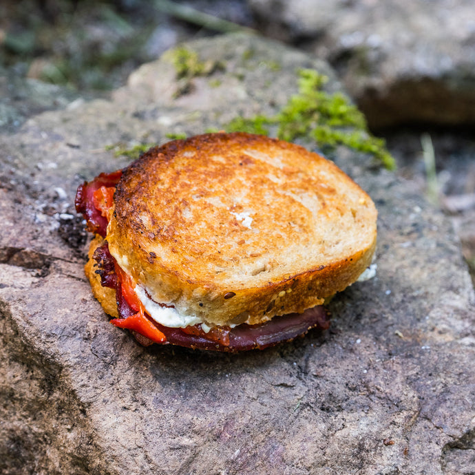 Croque-monsieur au jambon fumé de sanglier, fromage de brebis et poivrons Piquillos