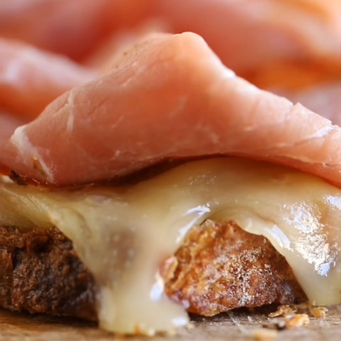 Tartine d'hiver au jambon de sanglier fumé et raclette