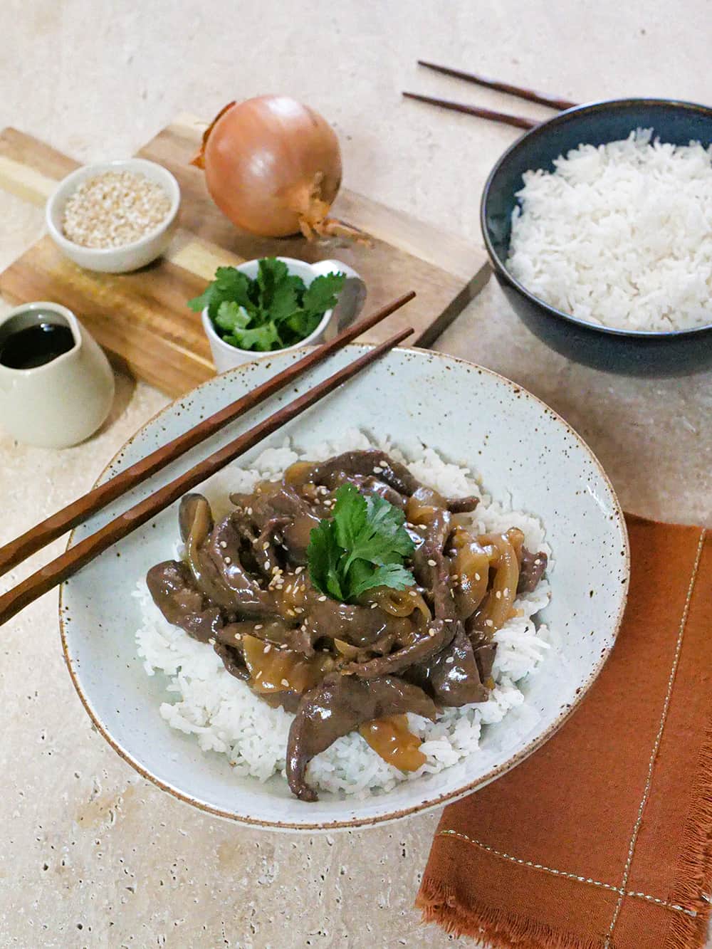 Filet de cerf façon boeuf aux oignons