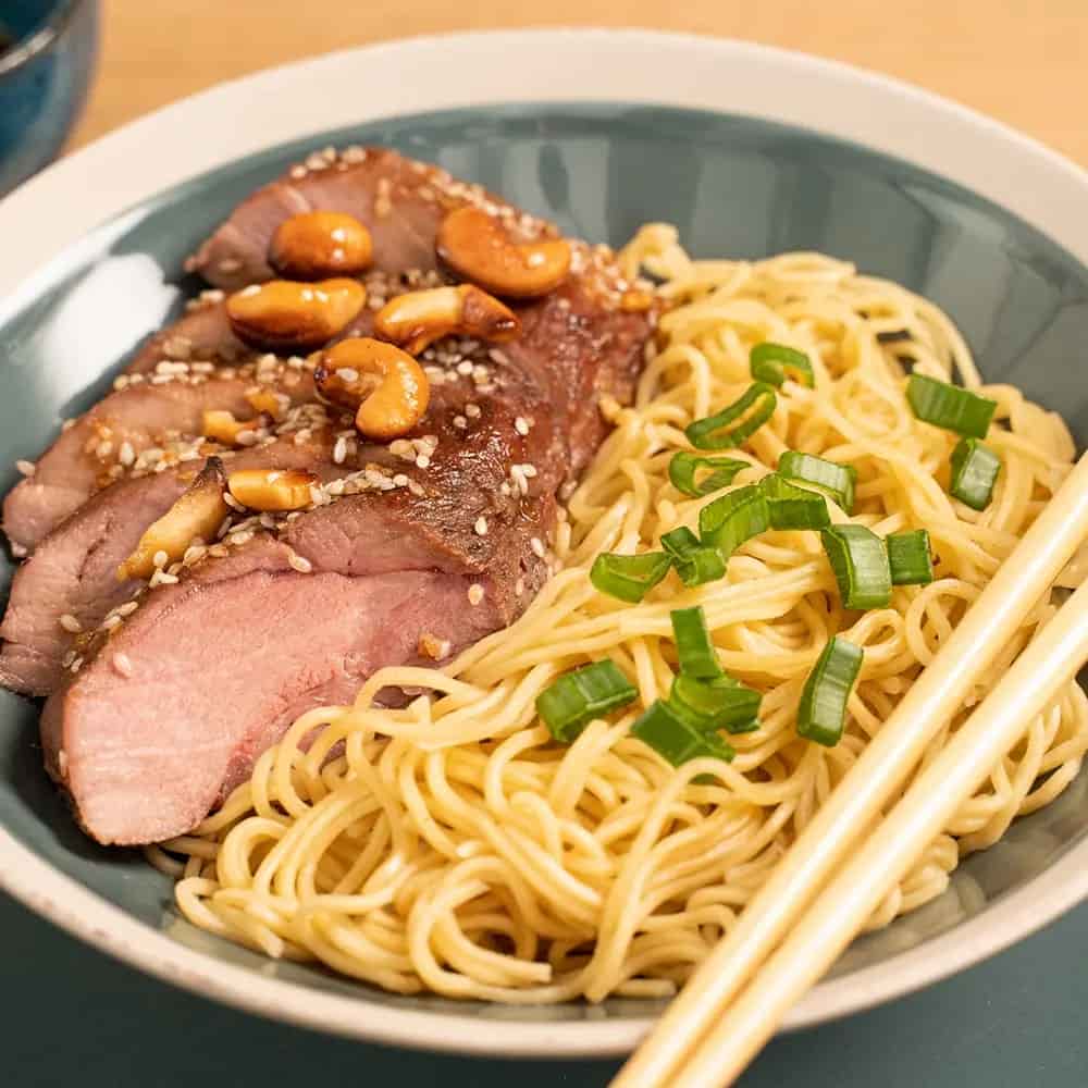 Faux-filet laqué au soja et sésame et ses nouilles | Nemrod.co