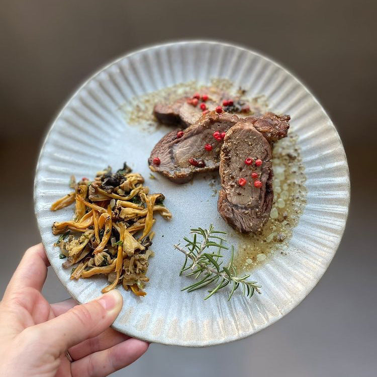 Filet de sanglier moutarde et vin de noix, poêlée de chanterelles