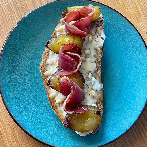 Bruschetta aux faux filet fumé de sanglier et gorgonzola