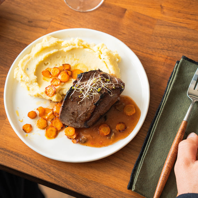 Recette : Pavé de chevreuil, carottes à la vapeur, sauce champignon