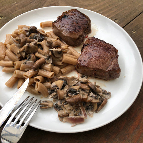 Recette : Pavés de cerf, sauce forestière et pâtes au blé noir