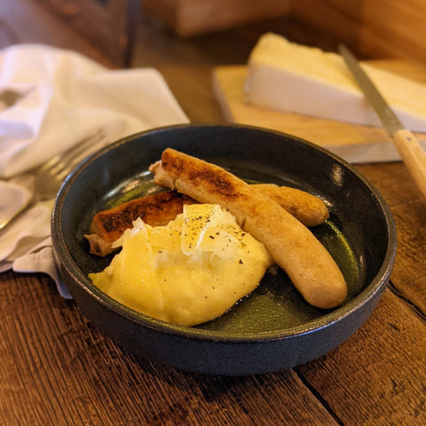 Recette de gibier : Saucisse de sanglier au fromage et purée de pommes de terre