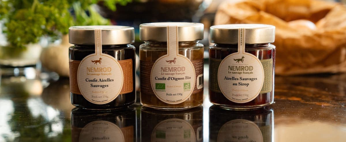 Trois pots de condiments et sauces pour les viandes de gibier