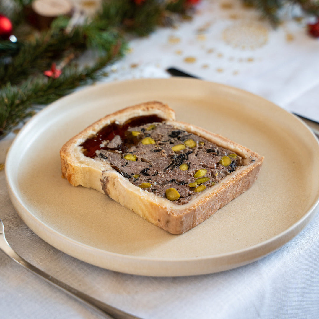 Pâté en croûte de gibier sauvage Nemrod sur une table de fête