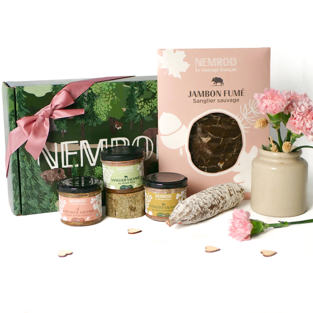 Coffret comprenant un saucisson, 3 terrines et une plaquette de jambon fumé de sanglier