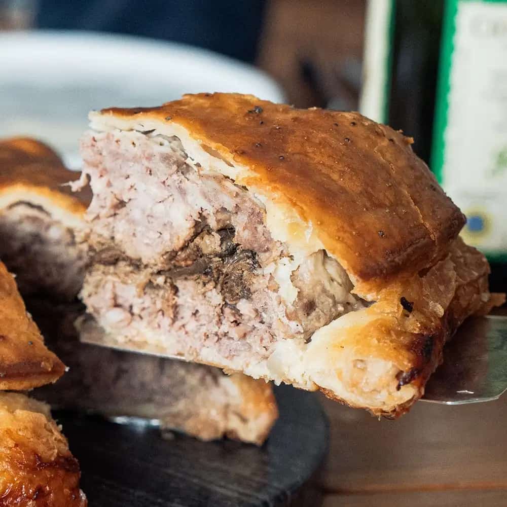Tourte de sanglier aux cèpes et échalotes