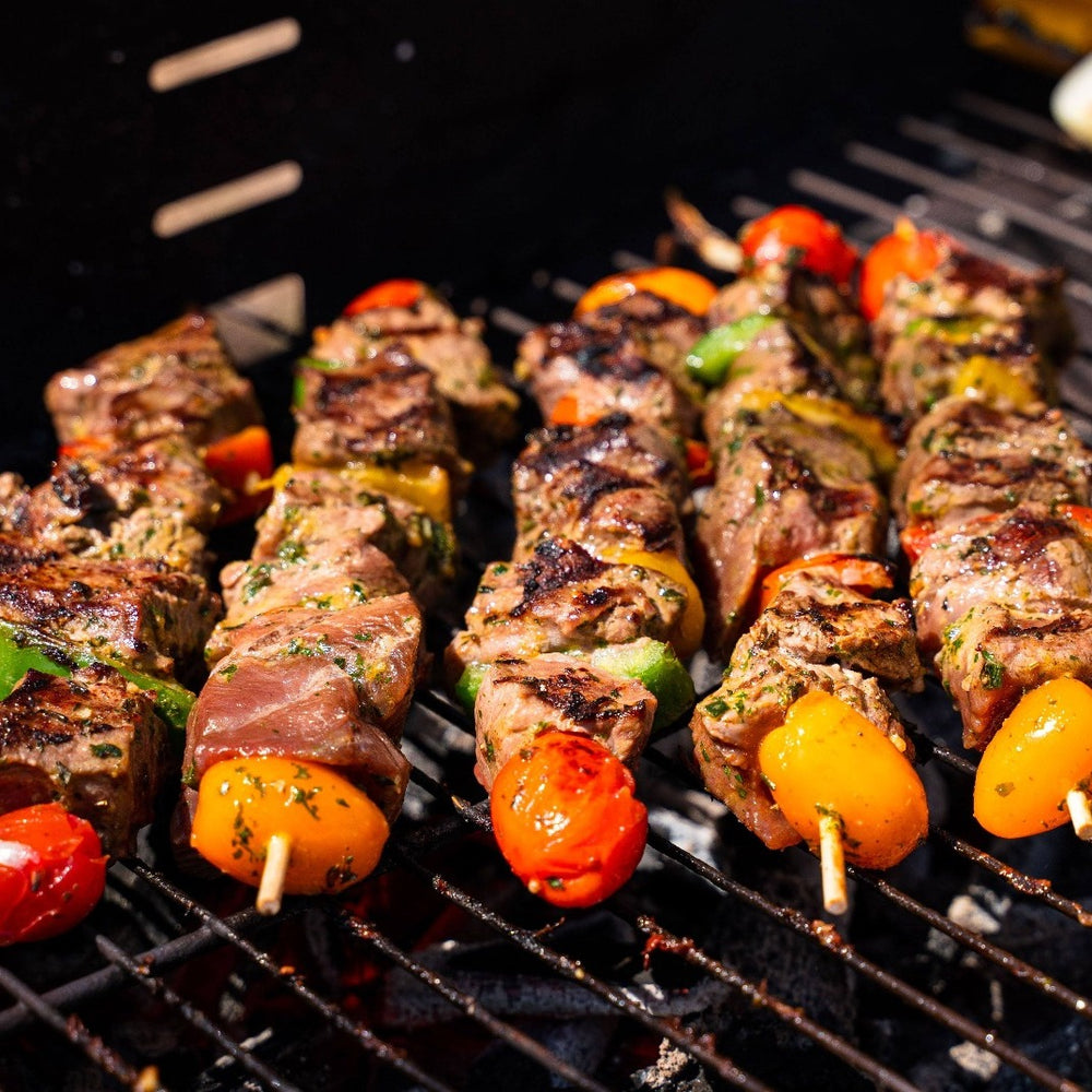 brochettes de gibier qui cuisent sur barbecue