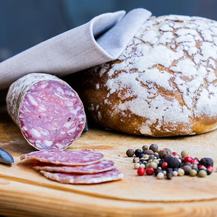 Saucisson au poivre sur plateau