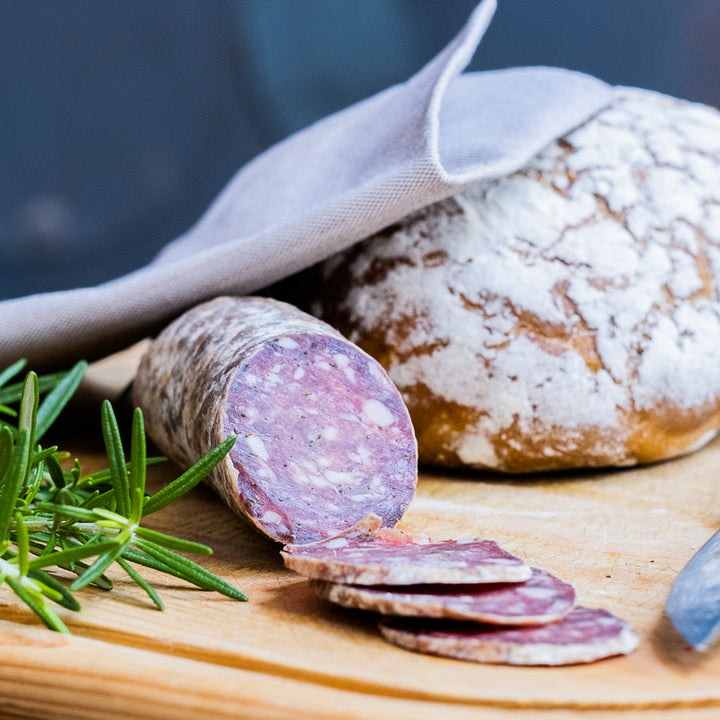 Saucisson aux herbes sur plateau