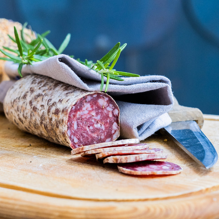 Saucisson de sanglier aux herbes sur plateau